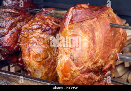 Pork barbecue Landschaft mit großen Braten Stücke auf einem Spieß Stockfoto