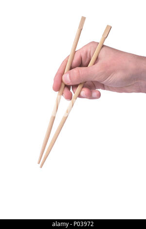 Mann hält in seiner Hand Holz- Essstäbchen aus Bambus auf weißem Hintergrund Stockfoto