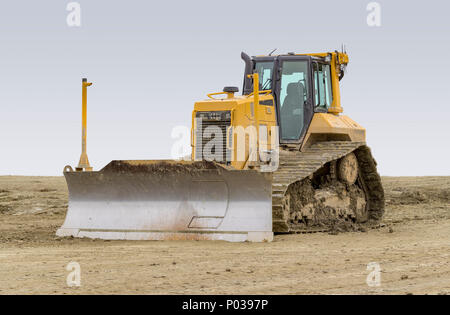 Gelben bulldozer zu einem lehmigen Baustelle Stockfoto