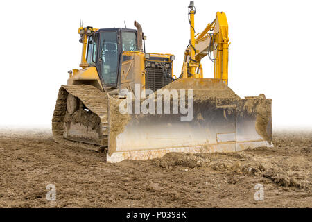 Gelben bulldozer zu einem lehmigen Baustelle, teilweise in Weiß zurück isoliert Stockfoto