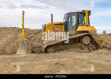 Gelben bulldozer zu einem lehmigen Baustelle Stockfoto