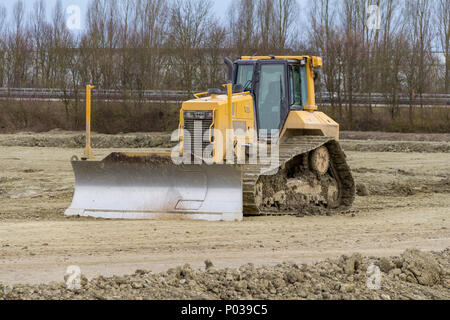 Gelben bulldozer zu einem lehmigen Baustelle Stockfoto