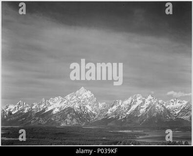 Tetons von Signal Mountain, Blick auf das Tal und die schneebedeckten Berge, niedrige Horizonte, Grand Teton National Park, Wyomin - Stockfoto