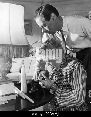 Original Film Titel: BLITHE SPIRIT. Englischer Titel: BLITHE SPIRIT. Regisseur: David Lean. Jahr: 1945. Stars: REX HARRISON; Margaret Rutherford. Credit: Zwei Städte/CINEGUILD/Album Stockfoto