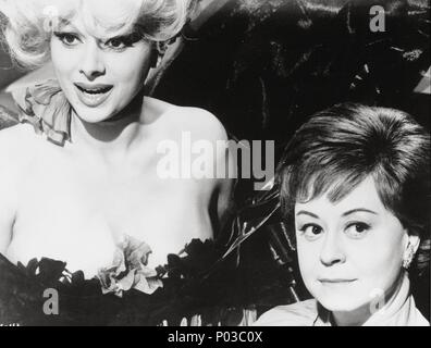 Original Film Titel: GIULIETTA DEGLI SPIRITI. Englischer Titel: JULIA DER GEISTER. Film Regie: Federico Fellini. Jahr: 1965. Stars: GIULIETTA MASINA; SANDRA MILO. Credit: FEDERIZ / RIZZOLI FILM / FRANCORIZ PROD. /Album Stockfoto