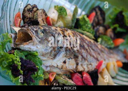 Gegrillter Fisch mit gebratenem Gemüse Stockfoto