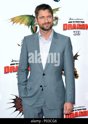 02 Gerard Butler 02-Drachenzähmen Premiere auf der Universal Amphitheater in Los Angeles. 02 Gerard Butler 02 Red Carpet Event, Vertikal, USA, Filmindustrie, Prominente, Fotografie, Bestof, Kunst, Kultur und Unterhaltung, Topix Prominente Fashion/Vertikal, Besten, Event in Hollywood Leben - Kalifornien, Roter Teppich und backstage, USA, Film, Stars, Film Stars, TV Stars, Musik, Promis, Fotografie, Bestof, Kunst, Kultur und Unterhaltung, Topix, vertikal, eine Person aus dem Jahr 2010, Anfrage tsuni@Gamma-USA.com - drei Viertel Stockfoto