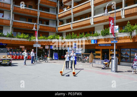 Paar spielen Alpine Hörner, in Zermatt, Schweiz Stockfoto