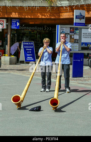 Paar spielen Alpine Hörner, in Zermatt, Schweiz Stockfoto