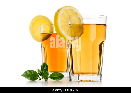Zwei Gläser voller Eis Tee mit Zitrone Schichten und die Teeblätter auf weißem Hintergrund Stockfoto
