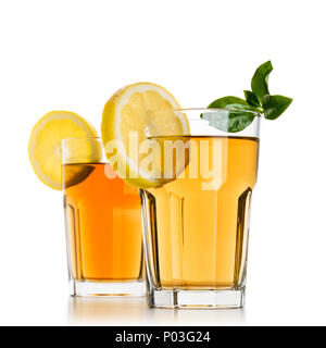 Zwei Gläser voller Eis Tee mit Zitrone Schichten und die Teeblätter auf weißem Hintergrund Stockfoto