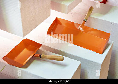 Orange Gebäude Werkzeuge und Schaumbeton Blöcke Stockfoto
