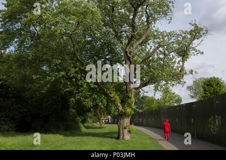 Um die Außenwand des Feldes Tag Festival am 1. Juni 2018, in Brockwell Park, South London Borough von Lambeth, England. Die Verwendung von grünen Raum für private Unternehmen hat zu Protesten rund um den UK-led, gegen Borough councils Übergabe öffentlichen Parks ansonsten Genossen von lokalen Gemeinschaften für viele Wochen vor und nach der Veranstaltung. Stockfoto