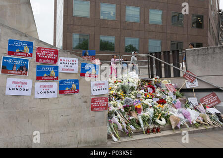 Am ersten Jahrestag der London Bridge und dem Borough Market Terroranschläge in 2017, Blumen und Nachrichten werden am südlichen Ende der Brücke links, am 4. Juni 2018 in London, England. Stockfoto