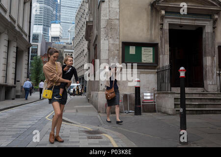 Frauen gehen durch eine schmale Straße neben St Margaret Pattens Kirche, an der Ecke der Rood Lane und Eastcheap, in der Stadt London, der Bezirk der Hauptstadt, am 4. Juni 2018 in London, England. Stockfoto