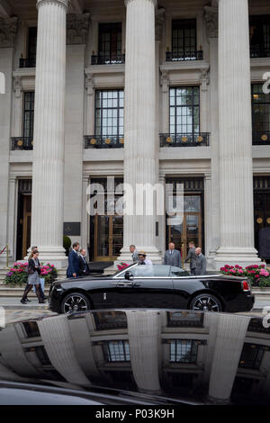 Von einem polierten schwarzen Bentley Auto außerhalb der hohen Säulen des Four Seasons Hotel bei 10 Trinity Square in der Innenstadt von London geparkt - finanziellen Bezirk der Hauptstadt, am 4. Juni 2018 in London, England. Stockfoto