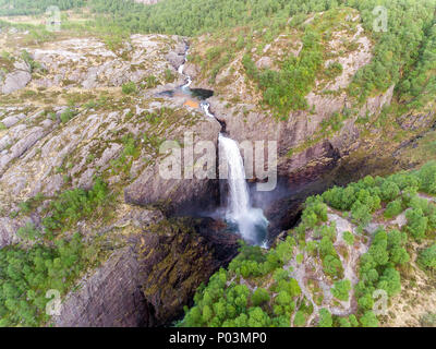 Einen atemberaubenden Blick auf den riesigen Wasserfall und das Tal um ihn herum. Vogelperspektive. Norwegen, Manafossen. Stockfoto