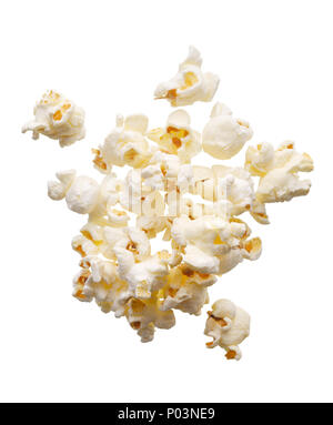 Essen: verstreut Popcorn, auf weißem Hintergrund Stockfoto