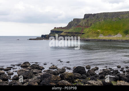 Ein Blick von der Giant's Causeway in Richtung der Schornsteine. Stockfoto