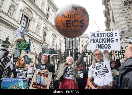 Dame Vivienne Westwood mit ihren Söhnen, Joe Corre und Ben Westwood, protestieren vor den Toren von Downing Street gegen Ineos und das Fracking Vorschläge Stockfoto