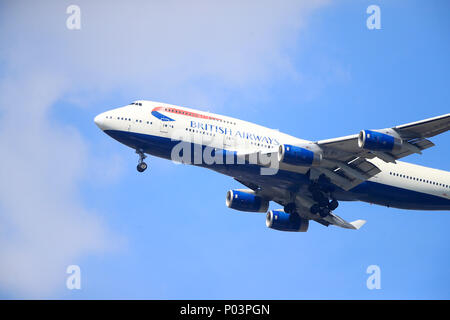 Ein britisches Flugzeug Airways fliegt über das Stadion Stockfoto