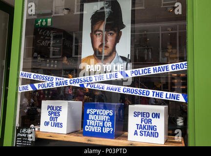 Kosmetik Shop, üppig, mit seinen Spycops Anzeige im Fenster in der Bond Street. Sie konzentrierte sich auf undercover bei der Polizei die Informationen, die von den Aktivisten zu erhalten. Stockfoto