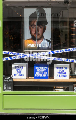 Kosmetik Shop, üppig, mit seinen Spycops Anzeige im Fenster in der Bond Street. Sie konzentrierte sich auf undercover bei der Polizei die Informationen, die von den Aktivisten zu erhalten. Stockfoto