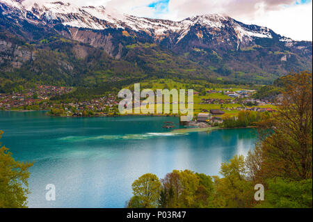 Bergblick am Brienzersee Stockfoto