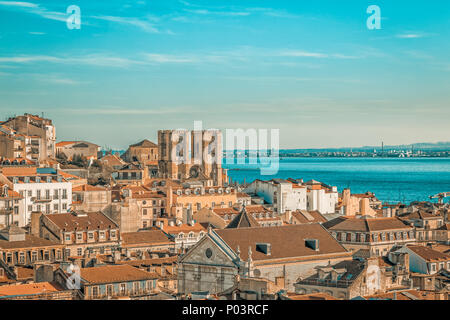 Lissabon an, die mit der Kathedrale Sé de Lisboa oder Igreja de Santa Maria Maior. Stockfoto