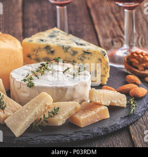 Käse, Nüsse, Honig und Rotwein auf Holz- Hintergrund, selektive konzentrieren. Stockfoto