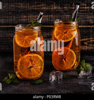 Eistee mit Zitrone und Minze. Selektive konzentrieren. Stockfoto