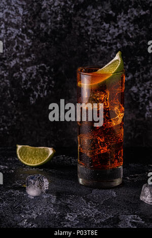 Rum und Cola cuba libre mit Kalk und Eis, selektiven Fokus. Stockfoto