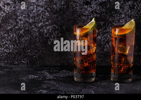 Rum und Cola cuba libre mit Kalk und Eis, selektiven Fokus. Stockfoto