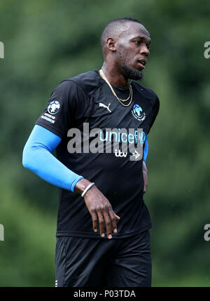 Usain Bolt während der Schulung der Welt XI Team während der Fußball Hilfe für UNICEF Training an Motspur Parks, London. Stockfoto