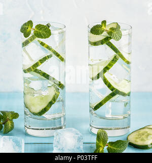Kalt und erfrischend infundiert detox Wasser mit Gurke. Stockfoto
