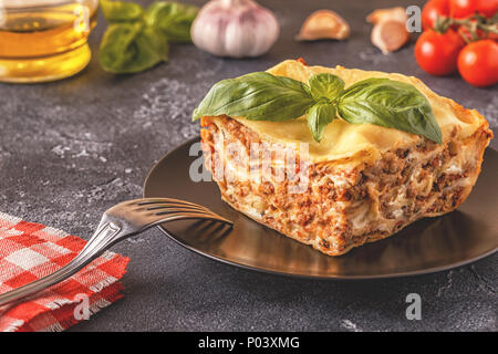 Traditionelle Lasagne mit Hackfleisch und Bechamelsauce Sauce Bolognese Sauce garniert mit Basilikum Blätter gemacht. Stockfoto