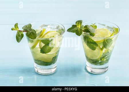 Mojito Cocktail mit Limetten und Minze, selektive konzentrieren. Stockfoto