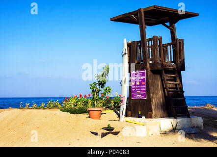 Strand Rettungsschwimmer Turm am Strand, Paphos. Zypern Stockfoto