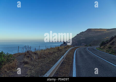 Straße am Meer mit blauer Himmel in klaren Tag. Stockfoto