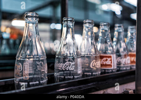 LAUNDA/ANGOLA - 23. MAI 2018 - coca cola Fabrik, ready-to-fill-Flaschen auf der Linie. Stockfoto