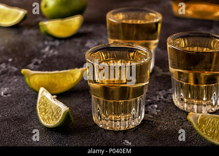 Tequila in Shot Gläser mit Kalk und Salz, selektiven Fokus. Stockfoto