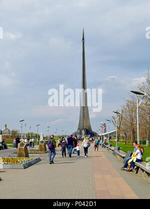 Moskau, Russland - am 30. April. 2018. Die Menschen sind zu Fuß in Cosmopark Stockfoto