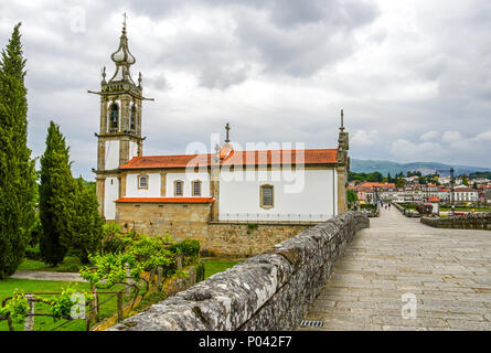 Die gotische Brücke Kirche Santo António in der Stadt Ponte de Lima, Provinz Minho, Portugal. Stockfoto