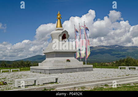 Blick von der Buddhistischen stupa Sofia im Retreat Center Plana-Diamantweg Buddhismus in Bulgarien in der Nähe von Vitosha, Rila, Pirin, und Balkan Berge Stockfoto