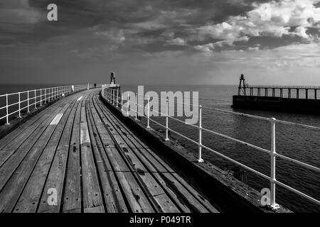 Whitby Pier in Schwarz und Weiß Stockfoto