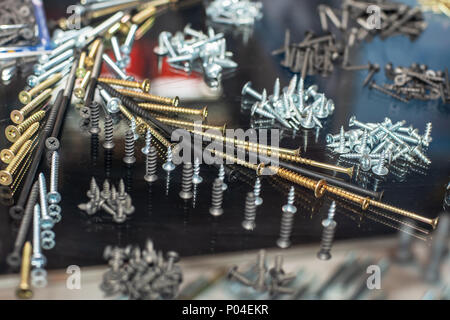 Unterschiedliche Schrauben, Nägel, selbstschneidenden Schrauben und andere Metallteile für Bau Stockfoto