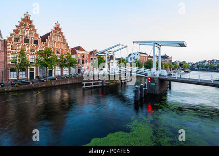 Stadtzentrum von Haarlem mit Blick auf die Gravestenenbrug über den Fluss Spaarne, Haarlem, Niederlande Stockfoto