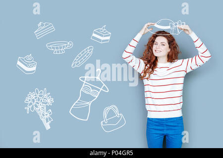 Junge Frau Gefühl glücklich beim Tragen eines schönen Hut Stockfoto