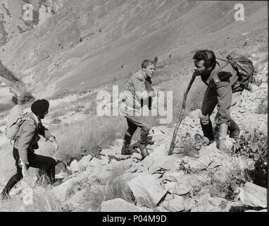 Original Film Titel: KRANKE MET bei Mondschein. Englischer Titel: Nacht Hinterhalt. Film Regie: EMERIC PRESSBURGER. Jahr: 1957. Stars: Dirk Bogarde; MARIUS GORING; DAVID OXLEY. Credit: Rang/Album Stockfoto