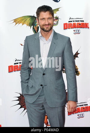 Gerard Butler 16 - Drachenzähmen Premiere auf der Universal Amphitheater in Los Angeles. Gerard Butler 16 Red Carpet Event, Vertikal, USA, Filmindustrie, Prominente, Fotografie, Bestof, Kunst, Kultur und Unterhaltung, Topix Prominente Fashion/Vertikal, Besten, Event in Hollywood Leben - Kalifornien, Roter Teppich und backstage, USA, Film, Stars, Film Stars, TV Stars, Musik, Promis, Fotografie, Bestof, Kunst, Kultur und Unterhaltung, Topix, vertikal, eine Person aus dem Jahr 2010, Anfrage tsuni@Gamma-USA.com - drei Viertel Stockfoto